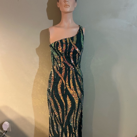 City Studios
Juniors' Sequin One-Shoulder Slit Gown NWT size 3/4 - Picture 6 of 11